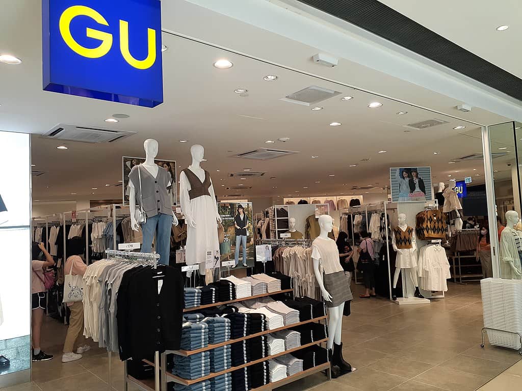gu clothing store tokyo minimal clothing