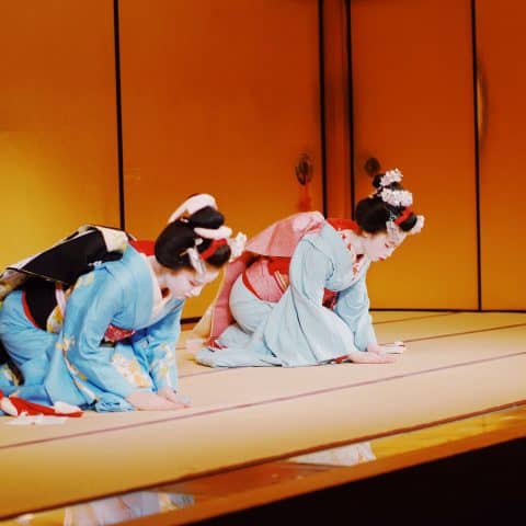 why do japanese people bow