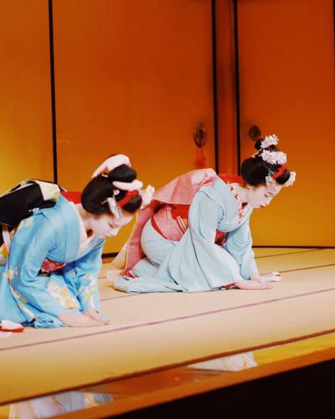 why do japanese people bow