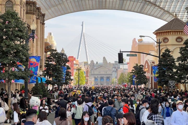 Universal studios Japan crowd