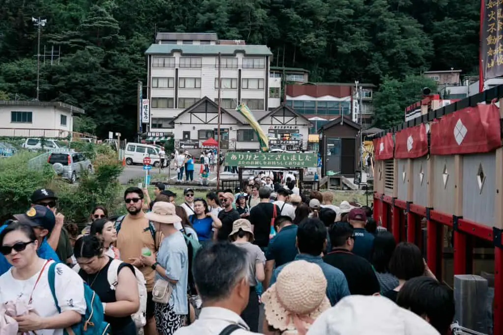 queue for lake kawaguchi boat tour